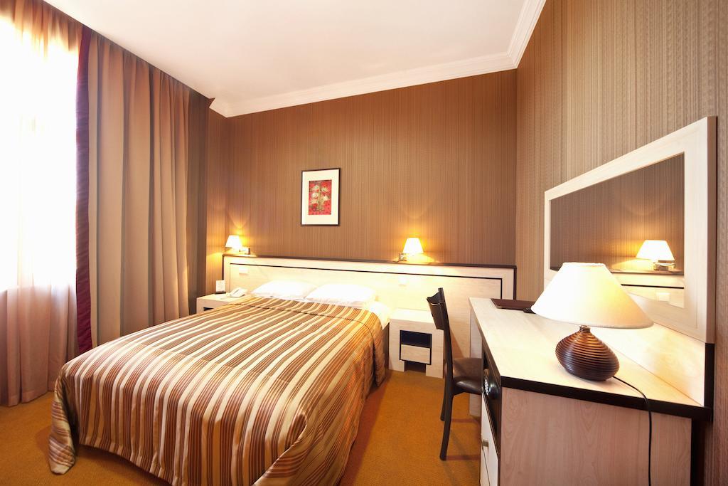 Hotel Rikhe Monika Tiflis Oda fotoğraf